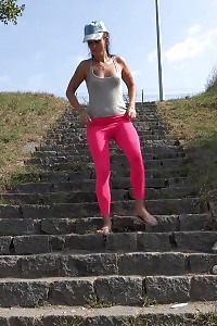 Athletic Pretty Pulls Down Her Pants To Piss