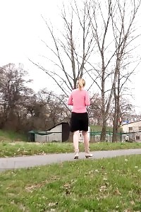 Fascinating Raspberry Blonde Sprays Her Golden Piss