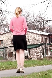 Fascinating Raspberry Blonde Sprays Her Golden Piss
