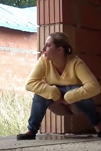 Blonde Is Househunting When She Needs To Piss